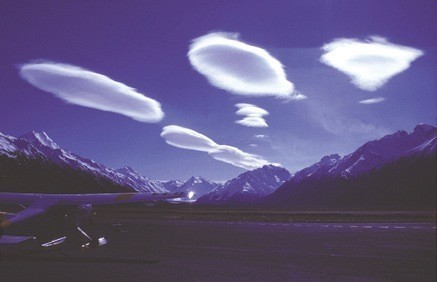 10 Long white clouds at Mt Cook 